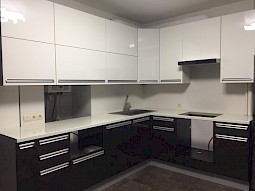 Кухня с акриловыми МДФ фасадами на заказ